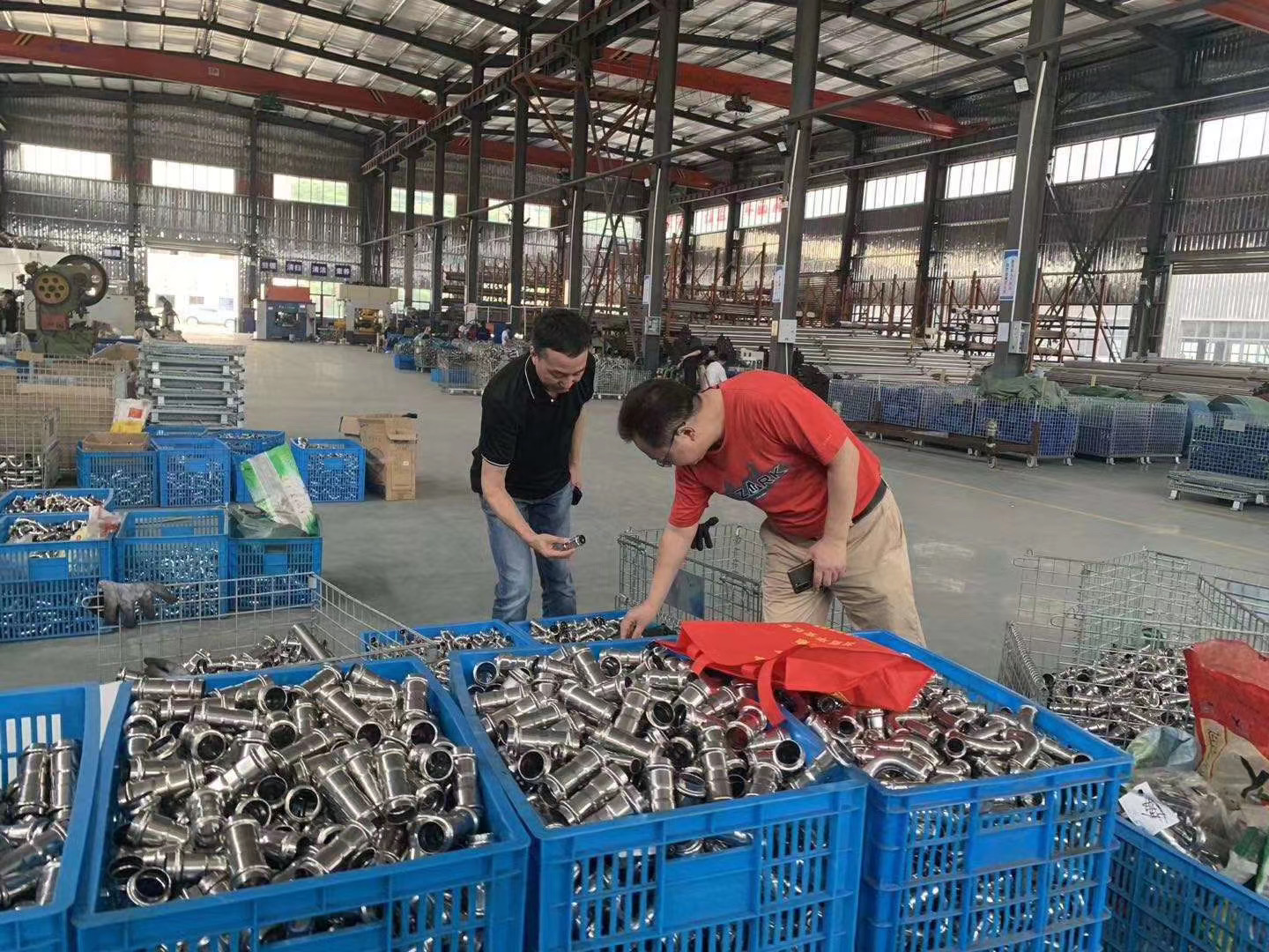 佛山市金屬材料行業(yè)協(xié)會(huì)執(zhí)行會(huì)長(zhǎng)李強(qiáng)參觀鉅恒源管業(yè)泰順生產(chǎn)基地(圖2)